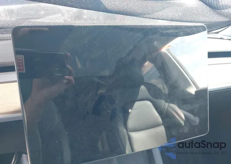 2021 Tesla Model Y Long Range Dual Motor All-Wheel Drive z USA, uszkodzony, nr VIN 5YJYGDEEXMF233160